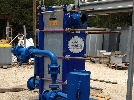 Plate heat exchanger with pumps and piping